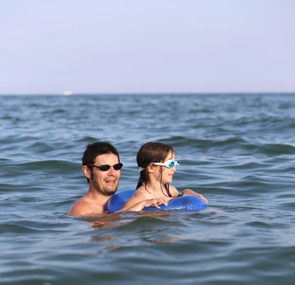 Famiglia felice con padre e figlia che giocano in mare in summ — Foto Stock
