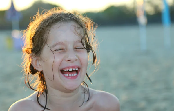 Sonriente y bonita niña en la playa del mar en verano —  Fotos de Stock