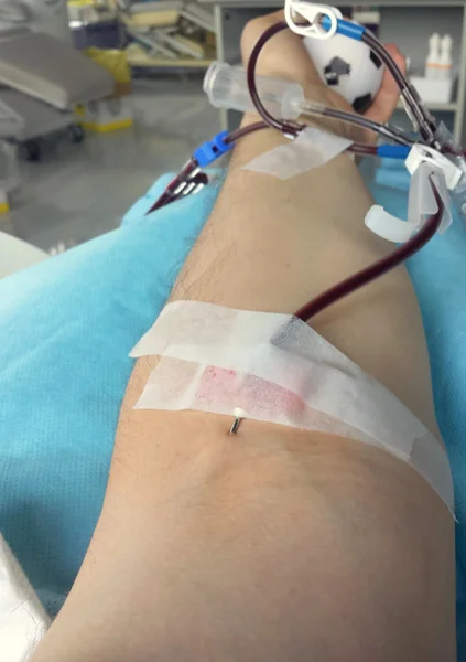 Voluntario al donar sangre en la cama del hospital — Foto de Stock