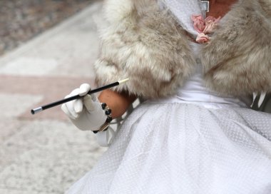 Sigara Ağızlığı ile zarif Bayan eldivenli elini