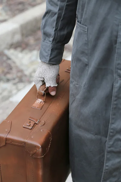 Pobre hombre con una vieja maleta de cuero y guantes rotos —  Fotos de Stock