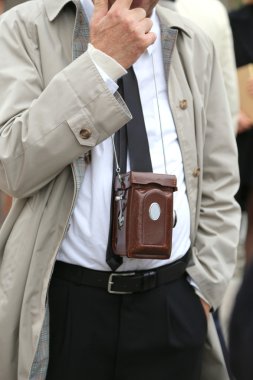 Foto muhabiri ile antika fotoğraf makinesi