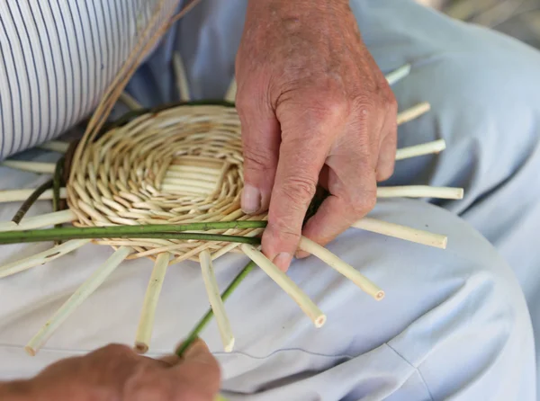 Artisan podczas tworzenia Wiklinowy kosz — Zdjęcie stockowe