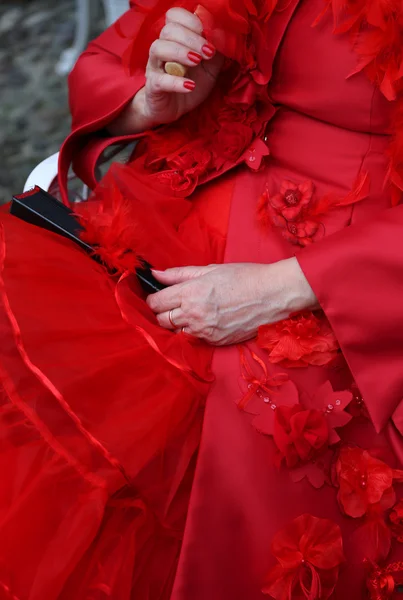 Elegante signora con abito rosso stile vintage e un ventilatore nero — Foto Stock