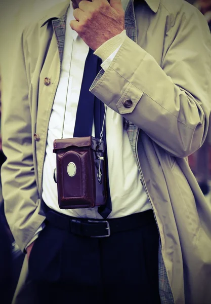 Fotojournalist mit antiken Kameras und Retro-Klamotten — Stockfoto