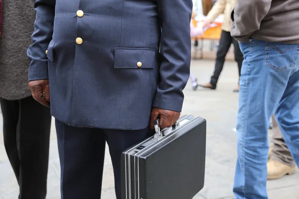 Cop met een koffer met vele geheime documenten — Stockfoto