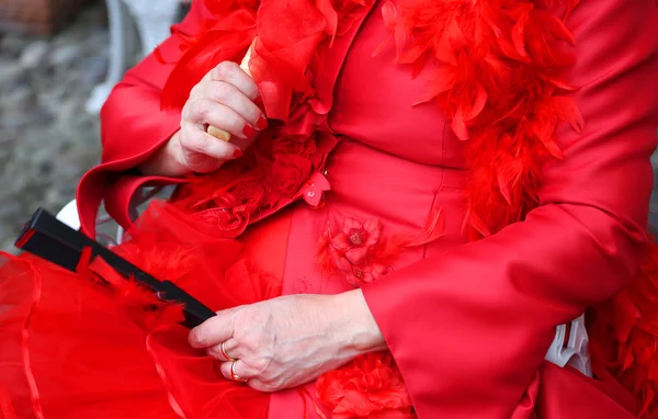 Elegante dama con vestido rojo de estilo vintage — Foto de Stock