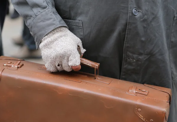 Migrant mit altem Lederkoffer und kaputtem Handschuh — Stockfoto