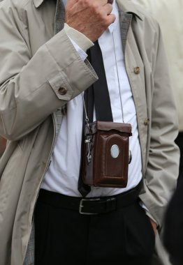 Foto muhabiri ile antika fotoğraf makinesi