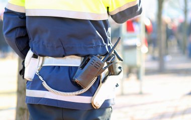 Polis üniformalı bir radyo vericisi ve bir d sırasında silah ile