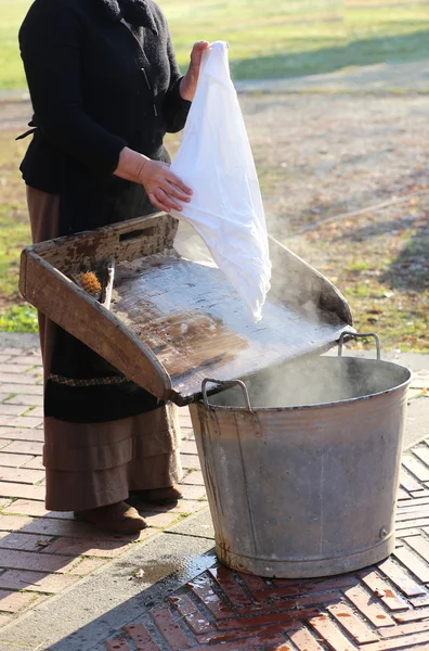 Personnes âgées pendant le lavage de la feuille avec un vieux bol en fer — Photo