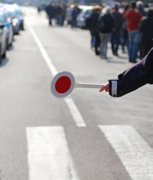 トラフィック制御の間に道路ブロック警官 — ストック写真