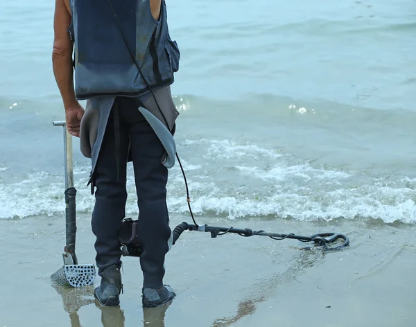 Człowiek z wykrywacza metali na plaży, aby znaleźć utracone przedmioty pod — Zdjęcie stockowe