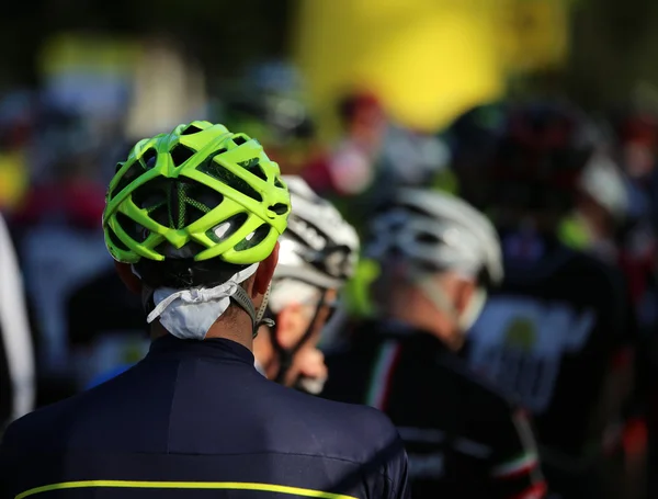 Ochrannou přilbu cyklista během startu závodu — Stock fotografie