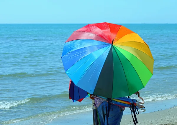 Vendedor de guarda-chuvas na praia no verão — Fotografia de Stock