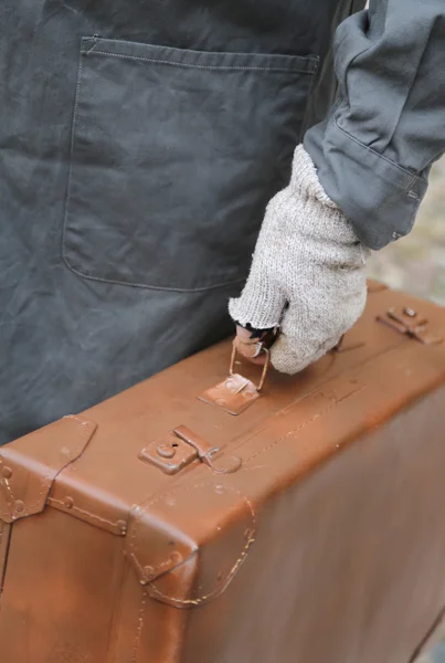 Inmigrante pobre con maleta de cuero vieja durante el viaje al extranjero —  Fotos de Stock