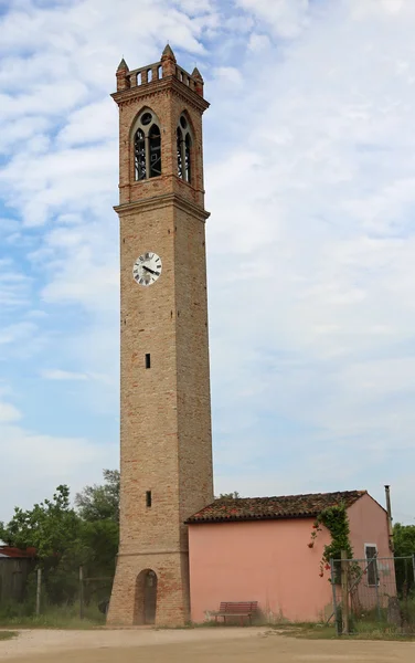 Kerktoren met klok in de buurt van Venetië in Italië — Stockfoto