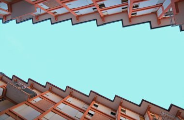 Teras ve çatı testere dişi şeklinde evler
