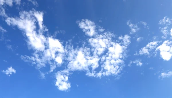 Nuvens brancas no céu azul claro — Fotografia de Stock