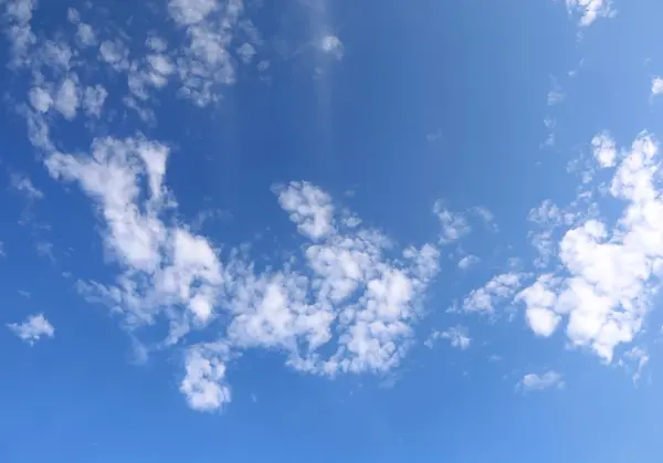 Bílé mraky na modré obloze jasné — Stock fotografie