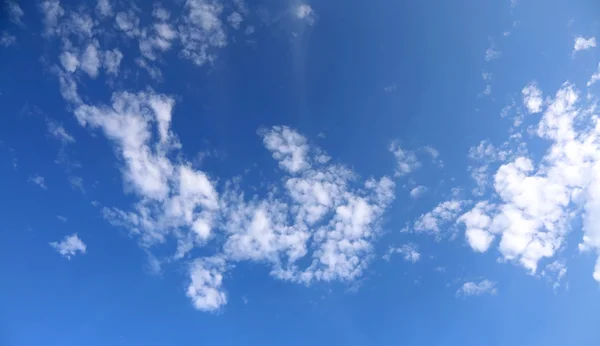 Piccole nuvole bianche nel cielo — Foto Stock