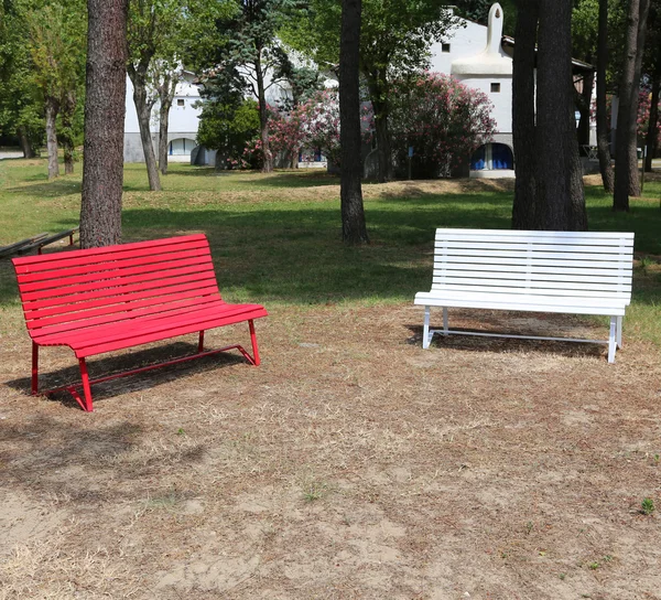 Két vörös és fehér padok — Stock Fotó
