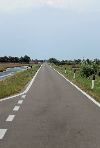 Longa estrada de asfalto reta — Fotografia de Stock