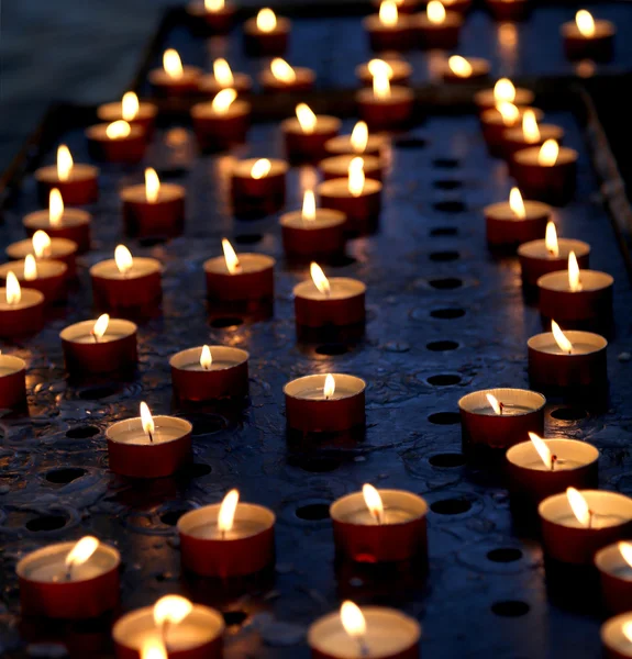 Viele Kerzen in einer Kirche für die Gebete der Gläubigen — Stockfoto