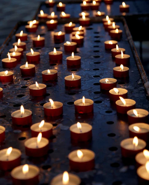 Velas em uma igreja para as orações — Fotografia de Stock