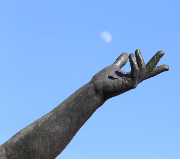 Mano de estatua tratando de atrapar la luna blanca en el cielo — Foto de Stock