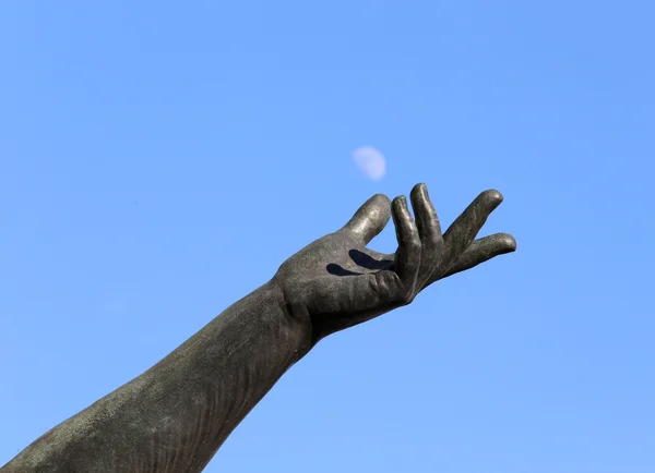 Mano de estatua tratando de coger la luna — Foto de Stock