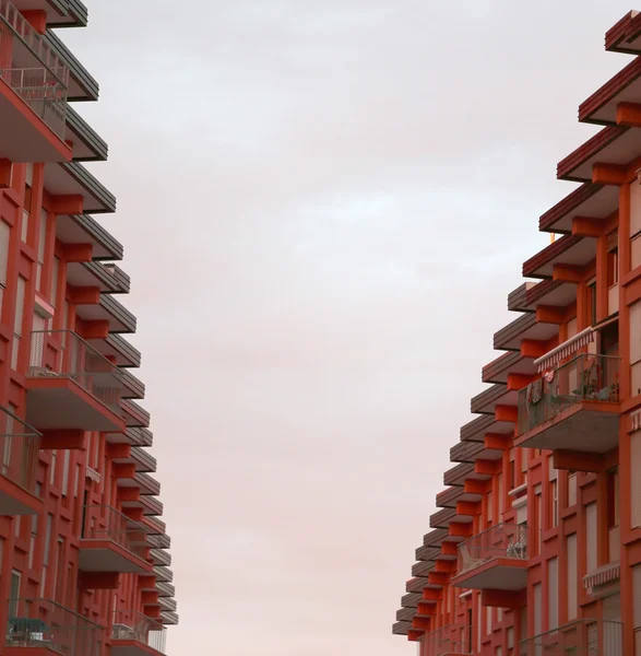 Casas com terraços e o telhado na forma de dente de serra — Fotografia de Stock