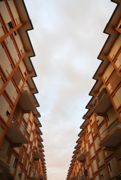 Casas com terraços e o telhado na forma de dente de serra — Fotografia de Stock