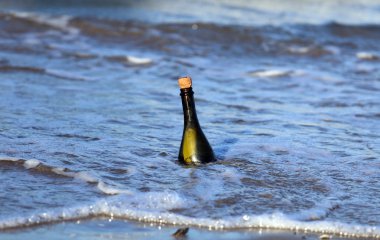 gizli bir mesaj ile sahilde şişe