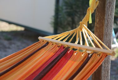 bungalow resort dinlenmek için renkli hamak