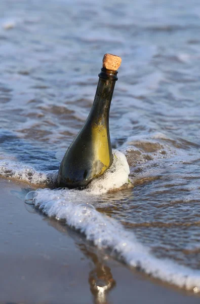 Botella en el mar con un mensaje —  Fotos de Stock