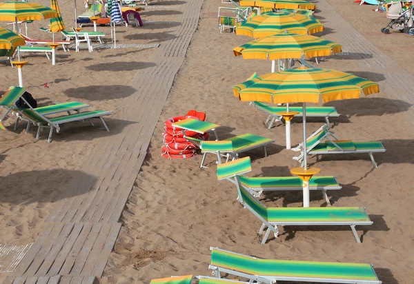 Umbrellas in sandy beach seen from above — Stock Photo, Image