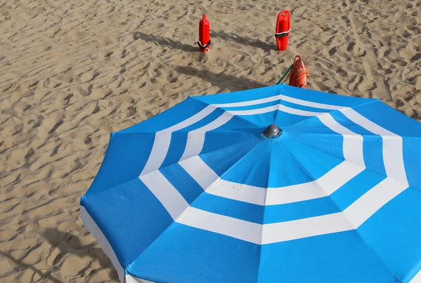 夏天在海滩上看到的雨伞 — 图库照片