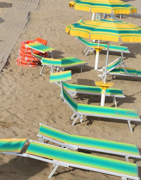 Sonnenschirme am Sandstrand im Sommer von oben gesehen — Stockfoto