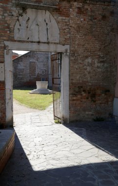 Murano Adası V yakınındaki avluda bir kuyuda kapısı