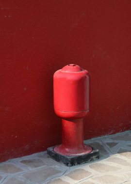 büyük kırmızı yangın hidrant arka plan kırmızı duvar üzerinde