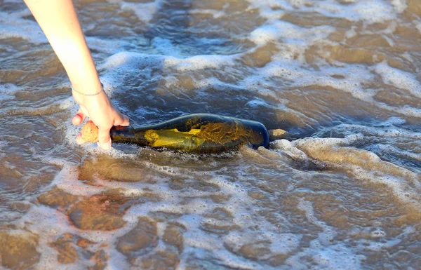 Ручная бутылка на пляже — стоковое фото