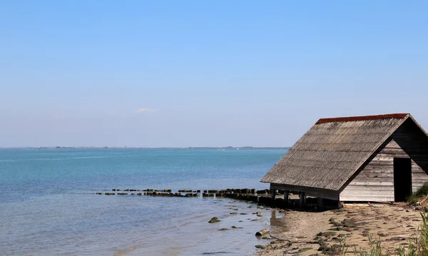 Casa dei pescatori sul mare sulla laguna di Venezia — Foto Stock