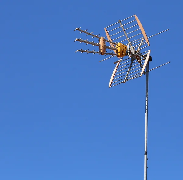 Televisie-antenne te ontvangen TV-programma 's — Stockfoto