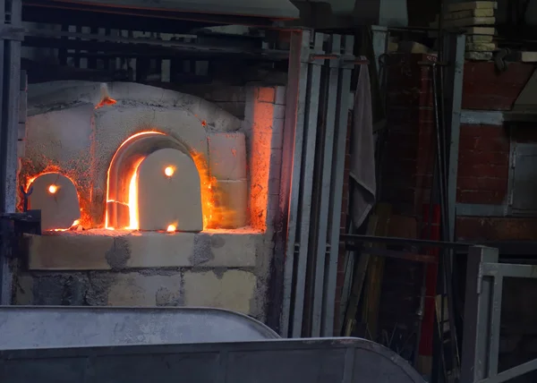 Forno quente de uma fábrica de vidro com o fogo — Fotografia de Stock