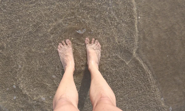 2 つの夏に海で裸足 — ストック写真