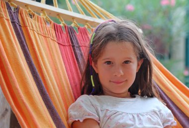 hamak kahverengi saçlı sevimli küçük kız ile