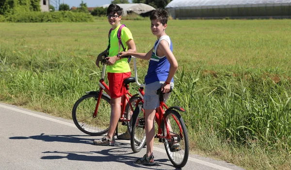 Brothers by bike on the bike path — Stock Photo, Image