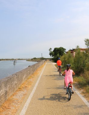 iki küçük çocuğu Venedik lagoon yaz aylarında biniyor