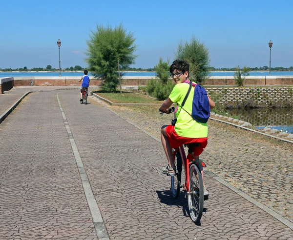 Junge brüder reiten in der nähe der lagune von venedig — Stockfoto